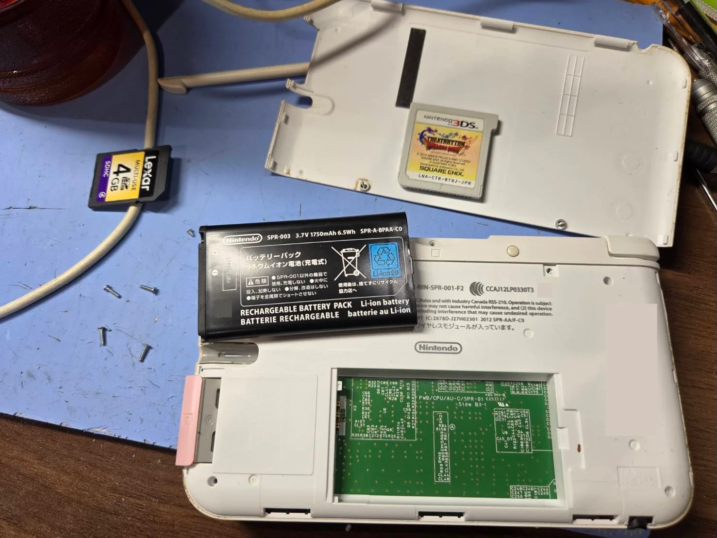 バッテリーを取り外して背面のネジが見えるニンテンドー3DS LL