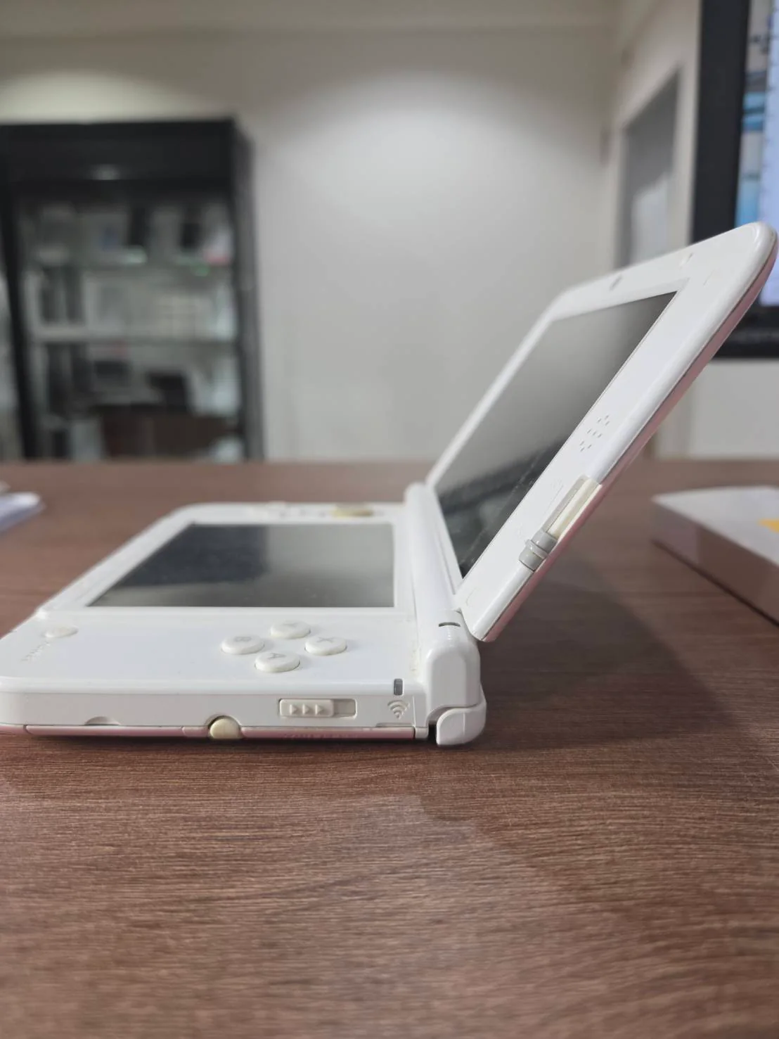 組み戻し後に上画面を斜めに開いたニンテンドー3DS LL
