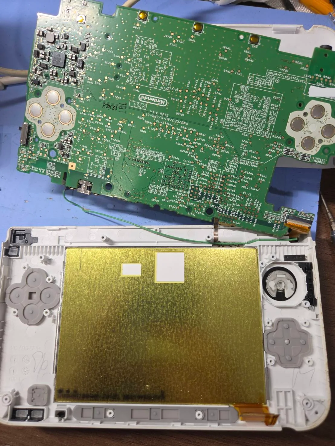 基板を持ち上げてヒンジ周辺が見えるニンテンドー3DS LLの内部