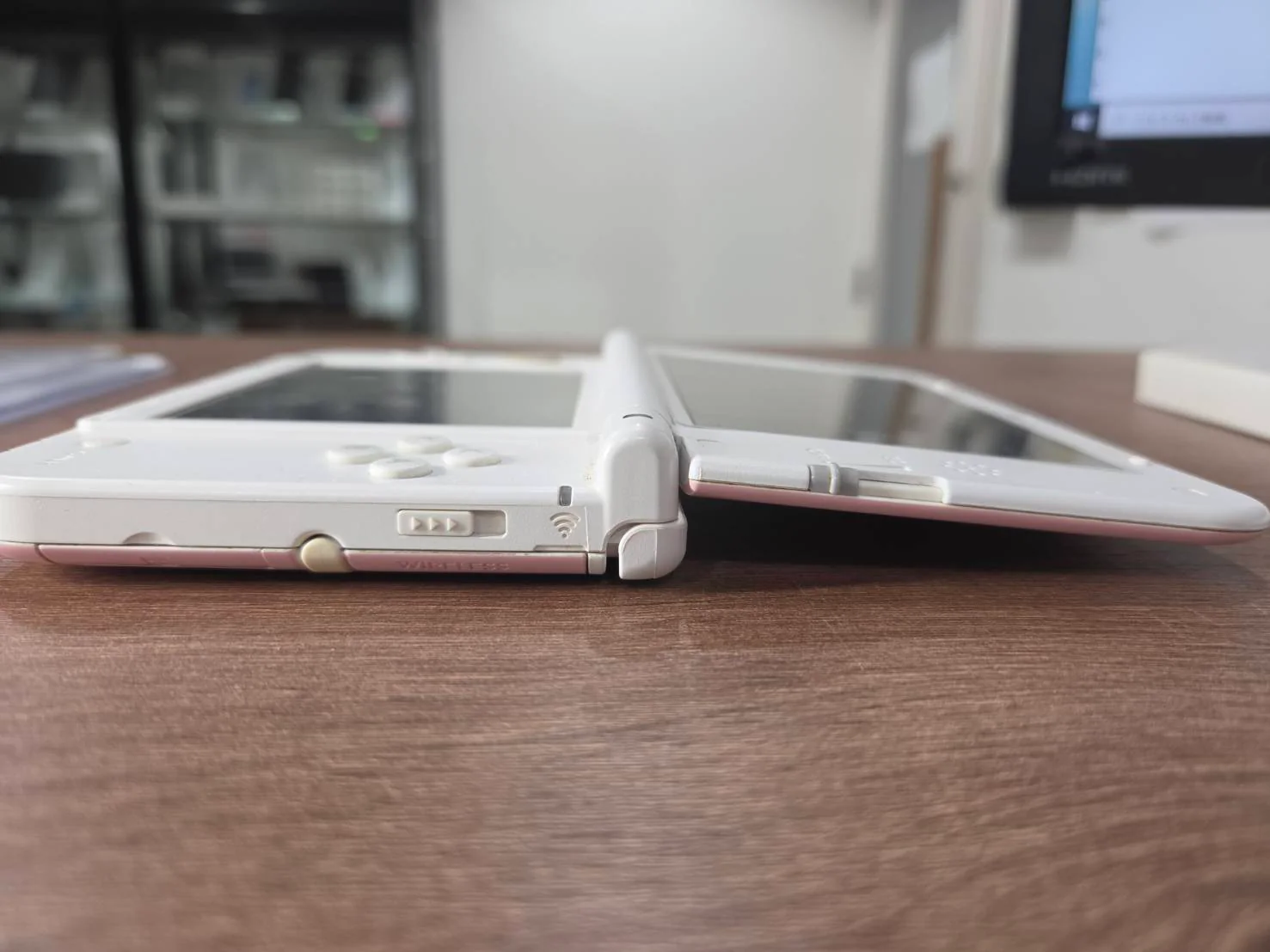 組み戻し後に上画面を大きく開いたニンテンドー3DS LL