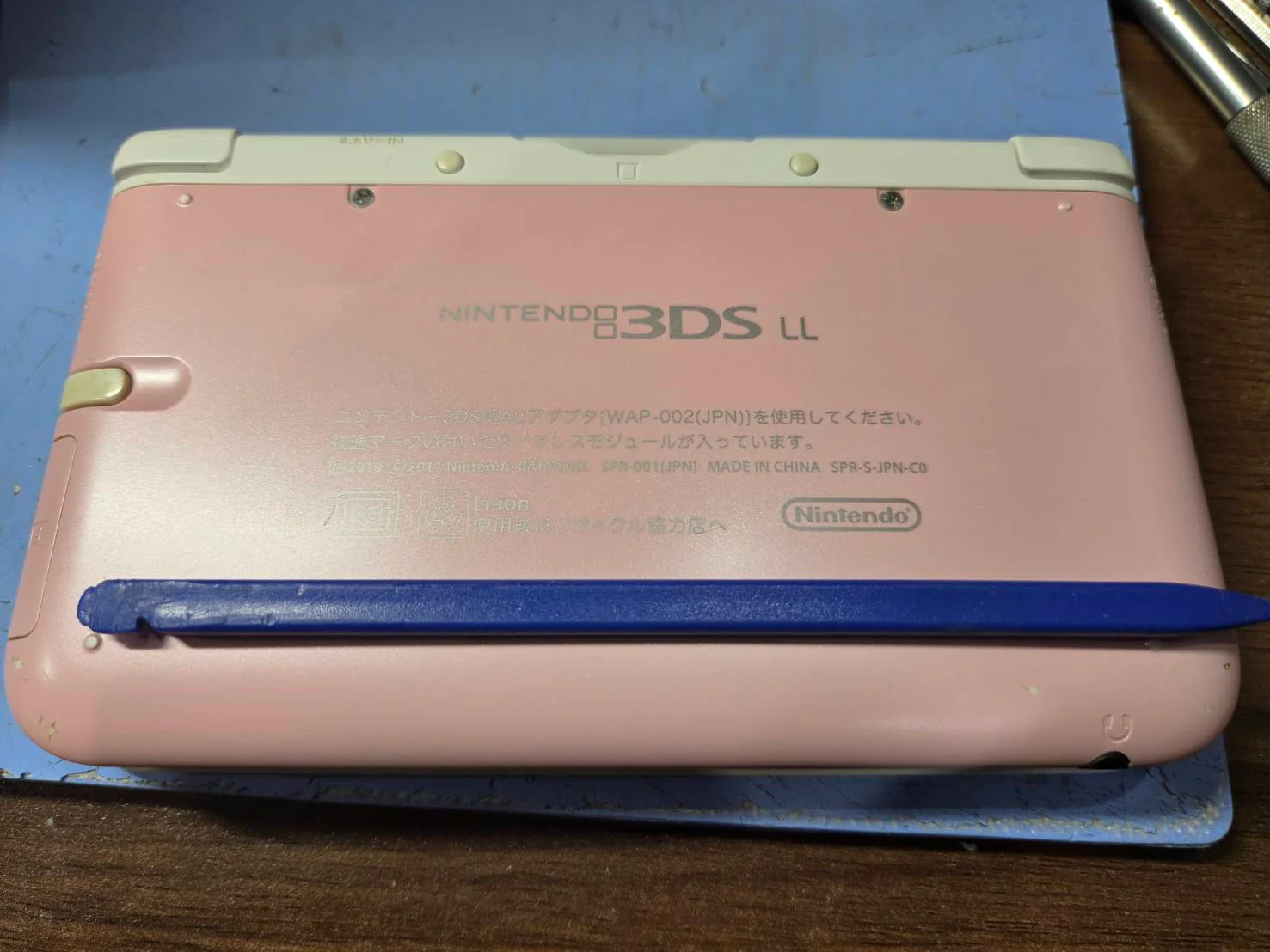 分解前のピンクと白のニンテンドー3DS LL本体背面