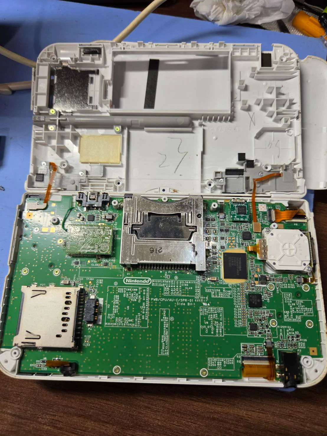 背面パネルを開いて基板と内部ケーブルが見えるニンテンドー3DS LL