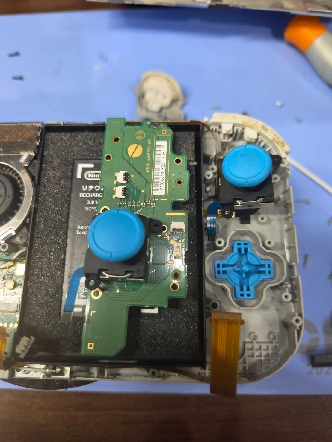 独立基板を取り外したSwitch Liteと交換作業中のスティック