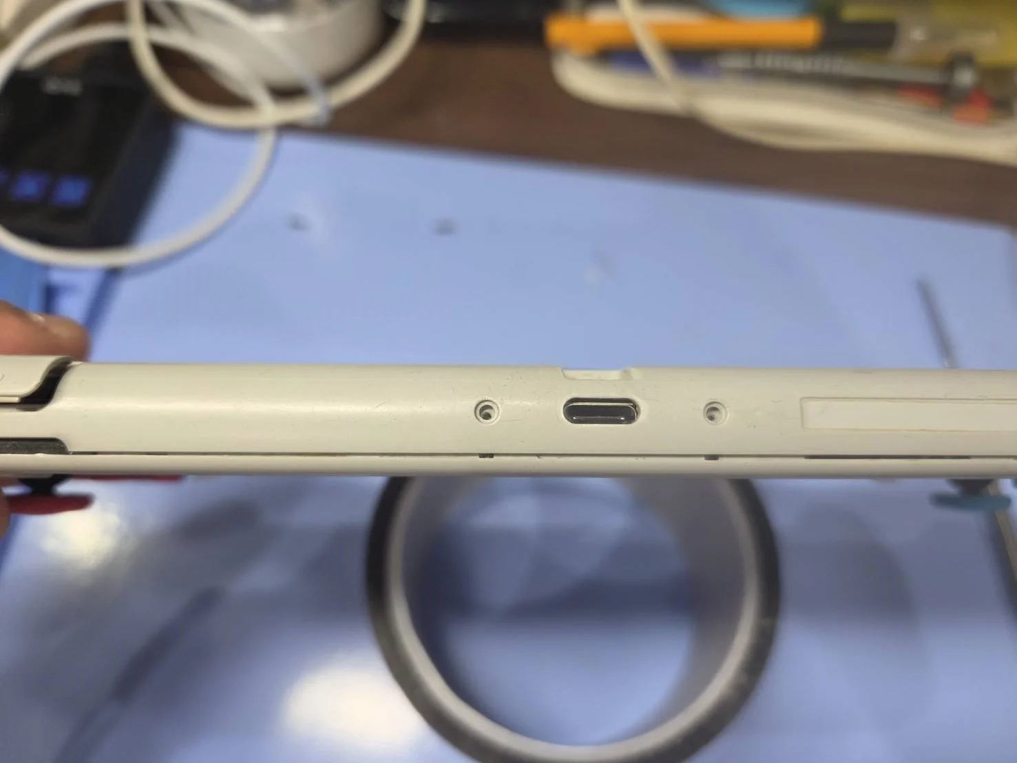 充電端子と左右のネジ穴があるSwitch Lite下部