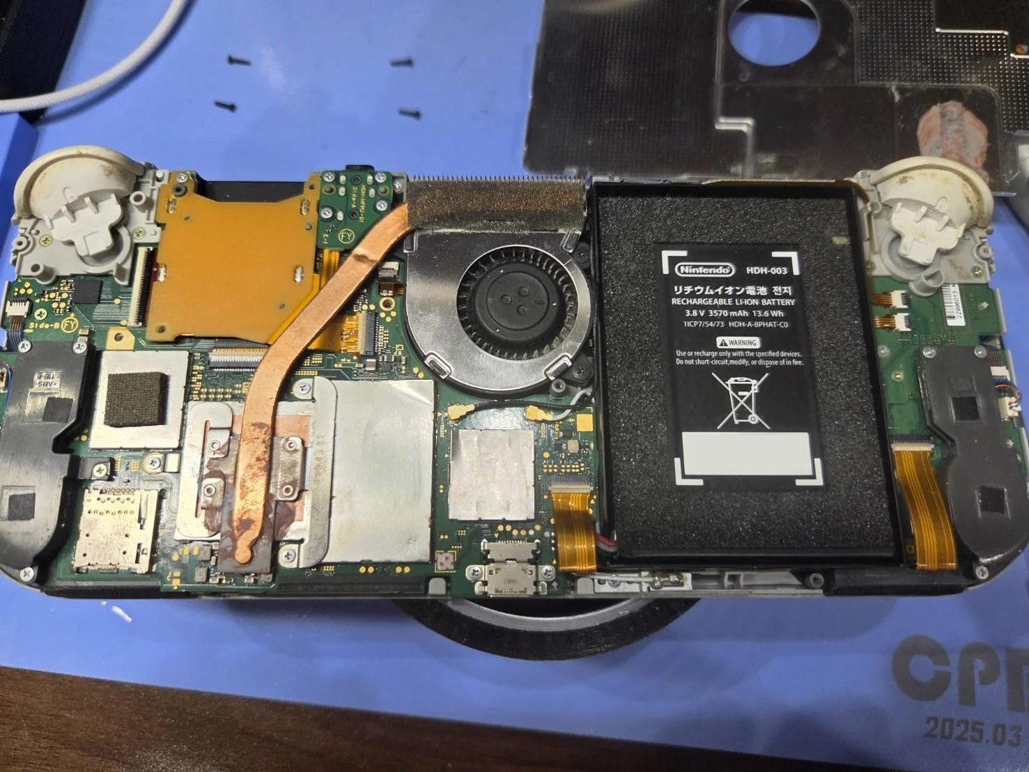 メイン基板とバッテリー、独立基板が見えるSwitch Lite内部