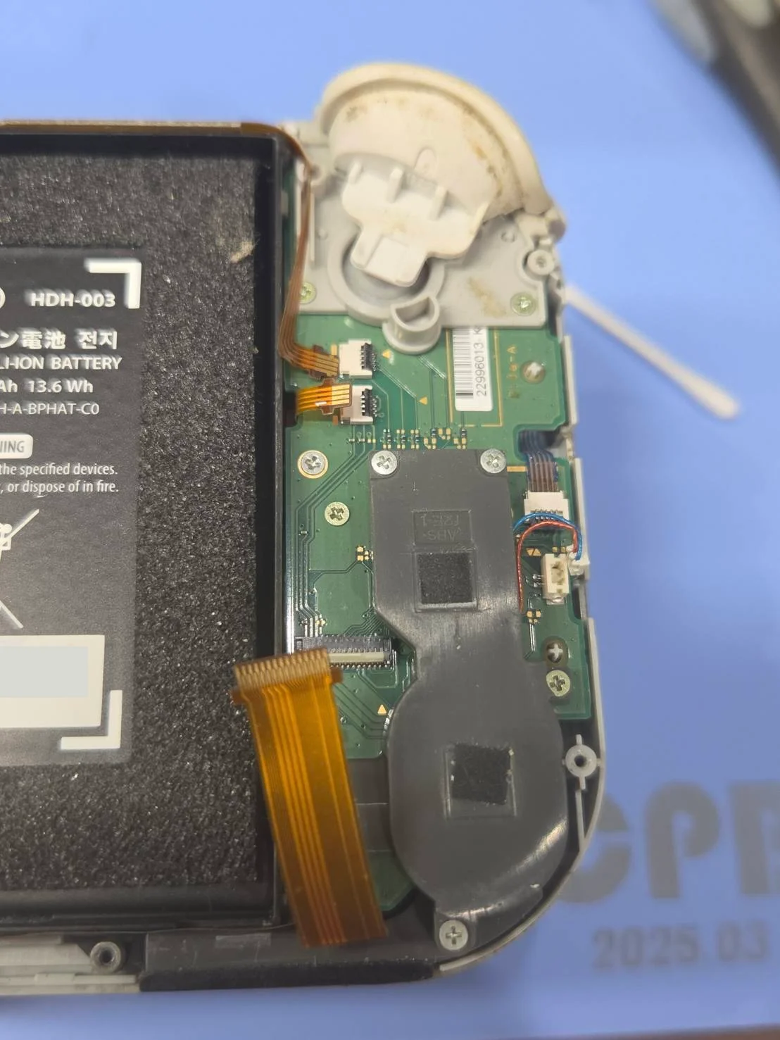 Switch Liteの独立基板に接続されたケーブルと固定用ネジ