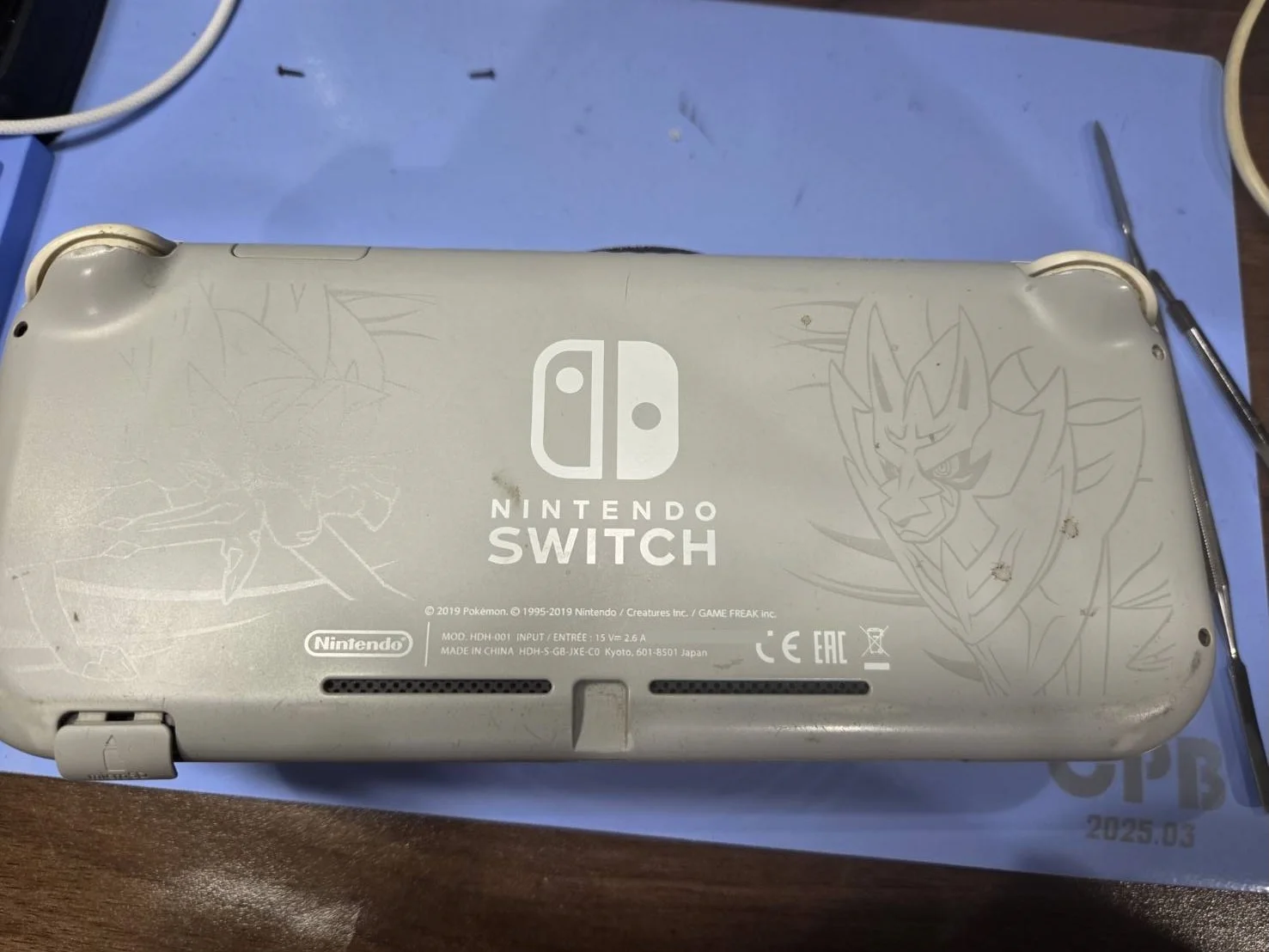 Switch Liteの背面カバーとネジ穴