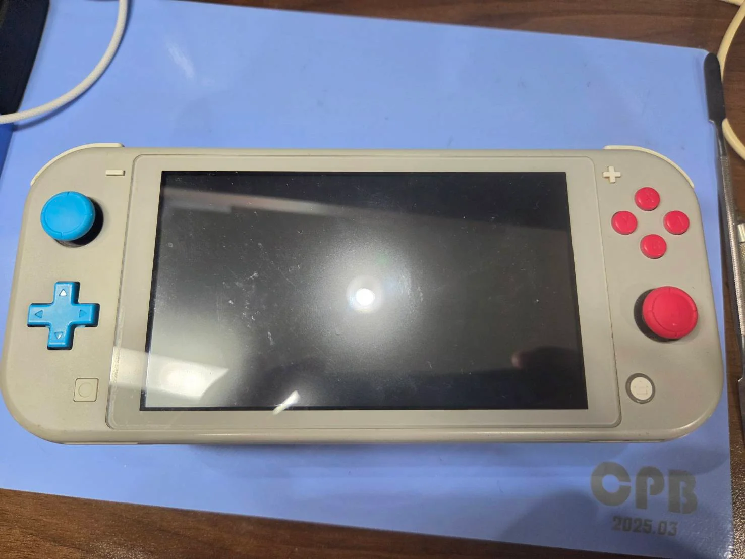 青い左スティックと赤い右スティックがあるSwitch Lite本体
