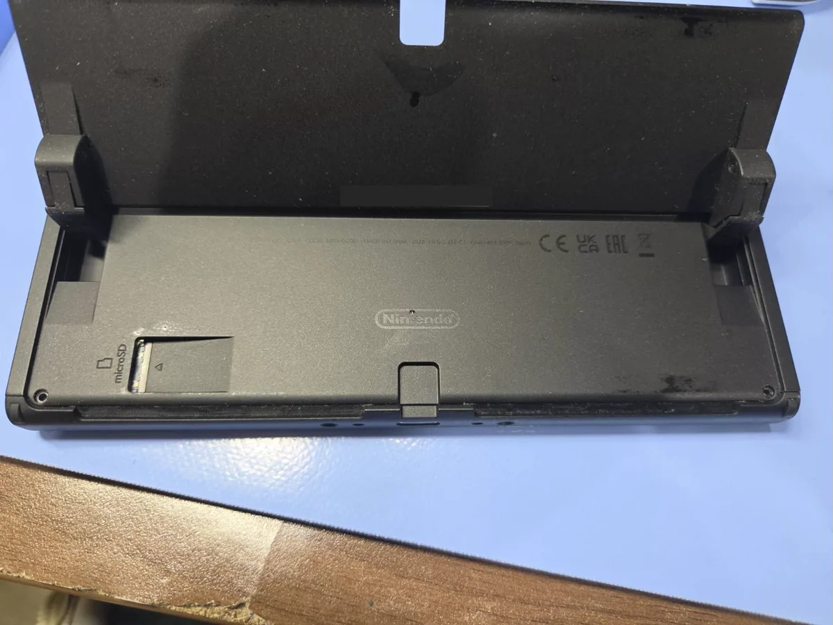 Nintendo Switch 有機ELモデルのスタンド内にあるY型ネジ