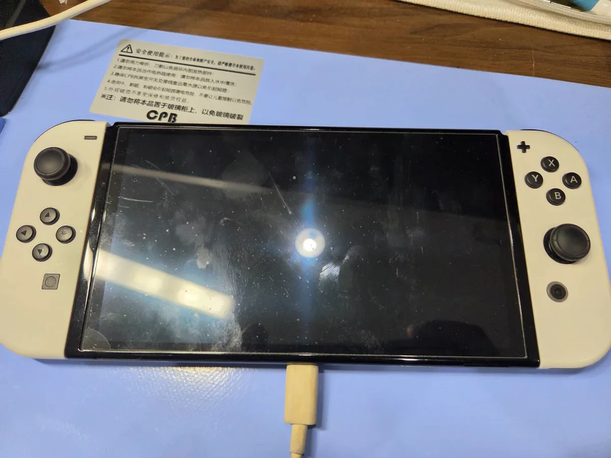 充電ケーブルを接続しても起動しないNintendo Switch 有機ELモデル