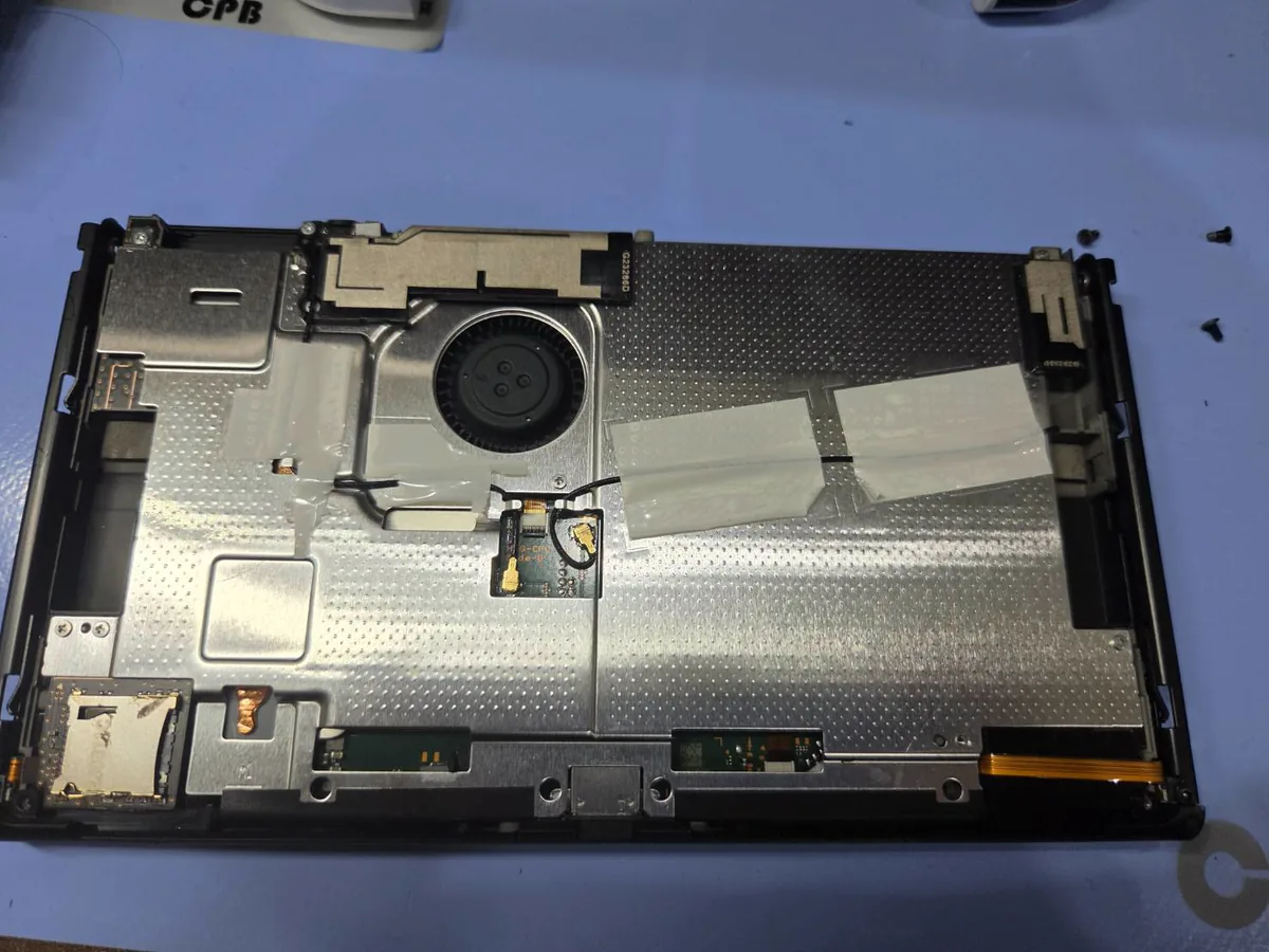 背面パネルを外して内部の鉄板が見えるNintendo Switch 有機ELモデル