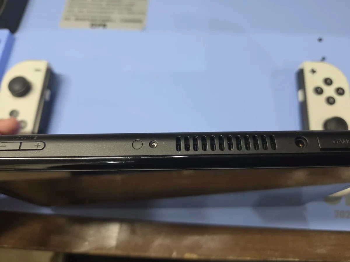 Nintendo Switch 有機ELモデル本体上部中央のプラスネジ