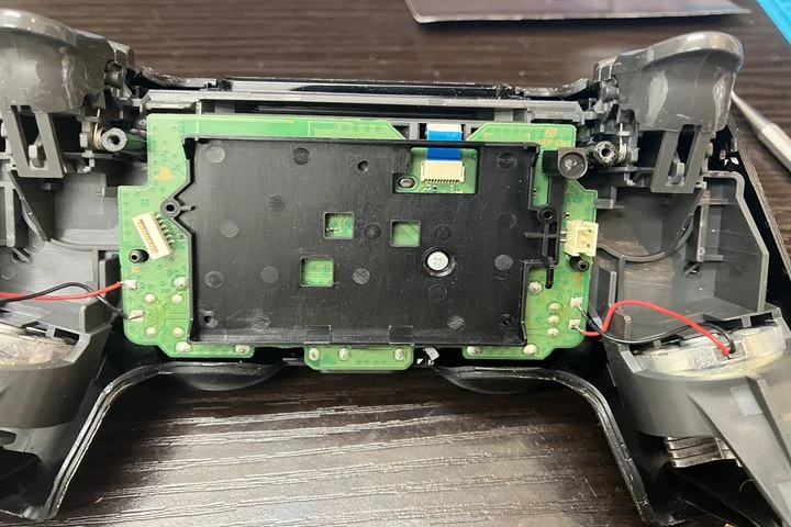 バッテリーとカバー枠を取り外したDualShock4内部