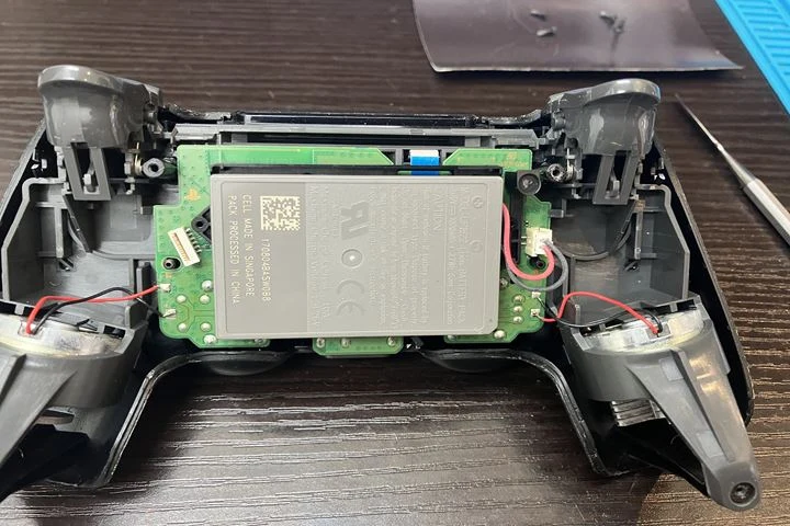バッテリーが取り付けられたDualShock4内部