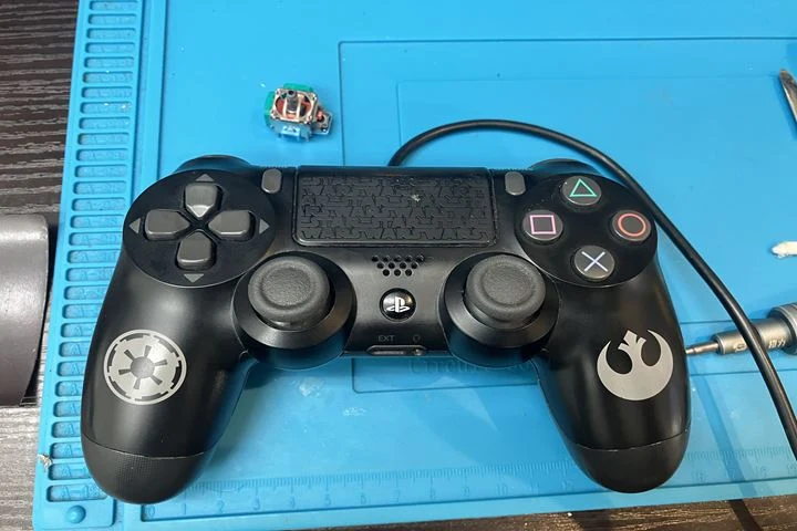 スティック交換後に組み上げ途中のDualShock4