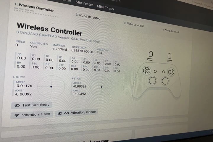 修理後のDualShock4でスティック動作を確認しているテスト画面