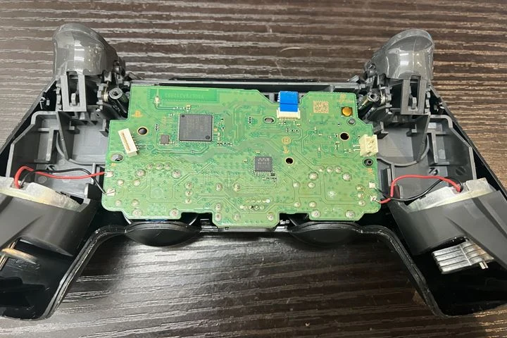 メイン基板が見えるDualShock4内部