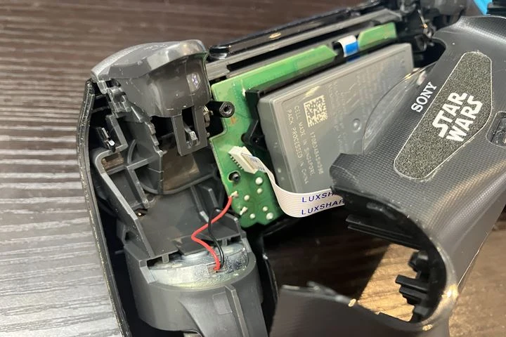 背面カバーと基板をつなぐケーブルが見えるDualShock4内部
