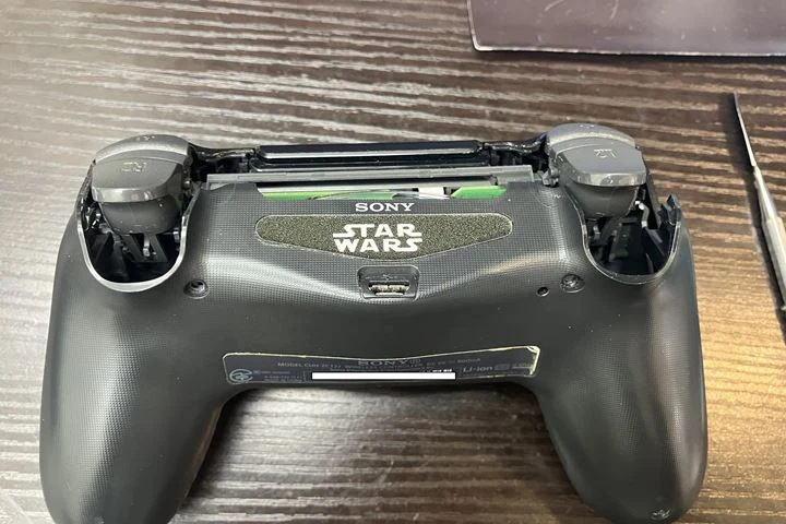 背面カバーを開いている途中のDualShock4