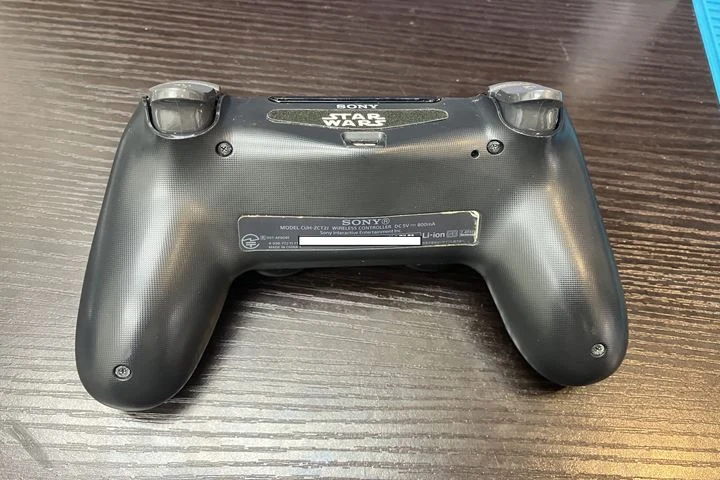 4本のネジがあるDualShock4の背面