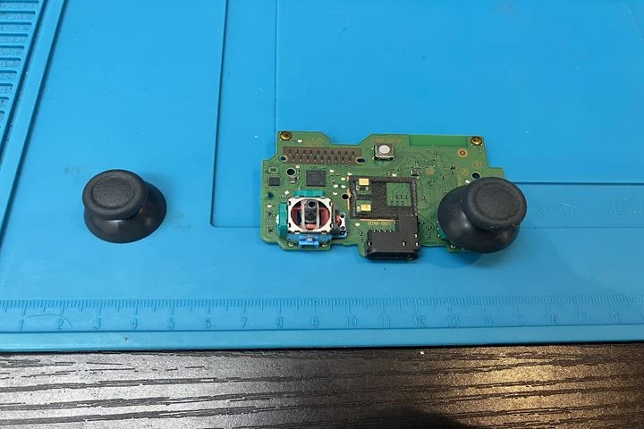 可変抵抗が見えるDualShock4のスティックパーツ
