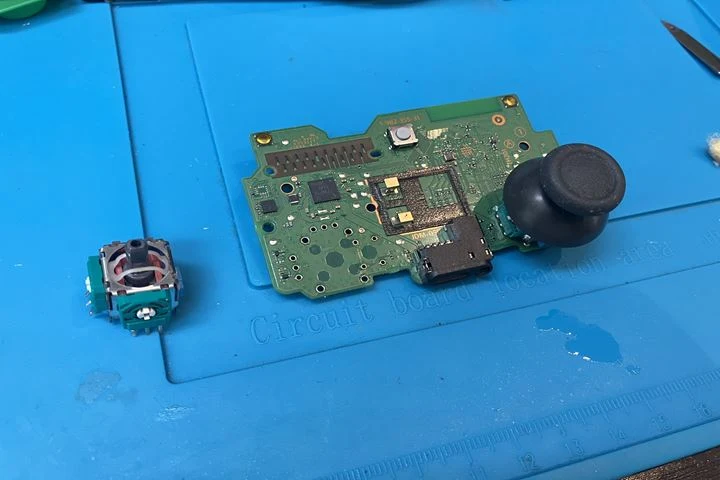 スティックパーツを取り外したDualShock4の基板