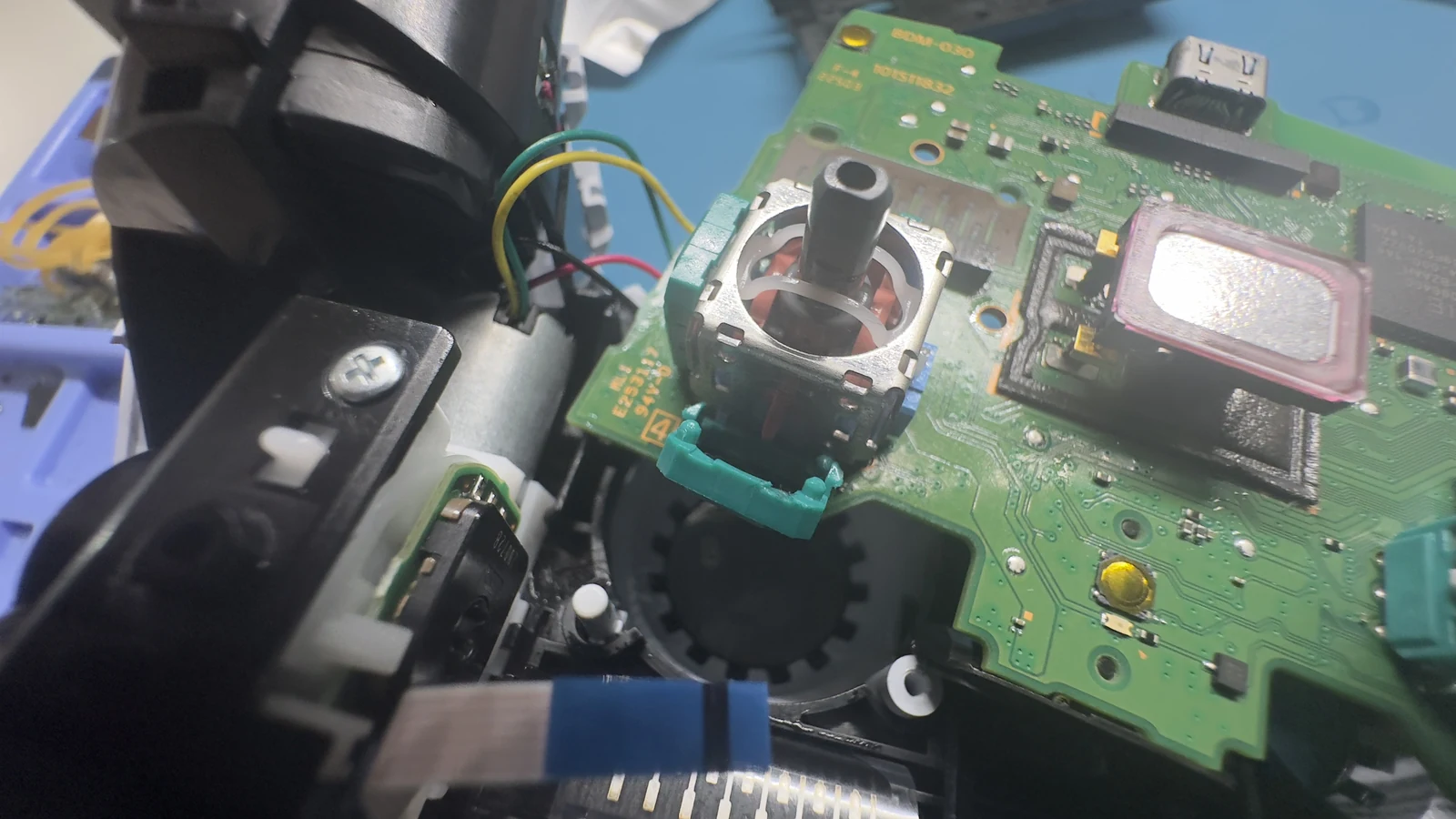 コントローラー基板上のアナログスティックユニットをはんだ作業している様子