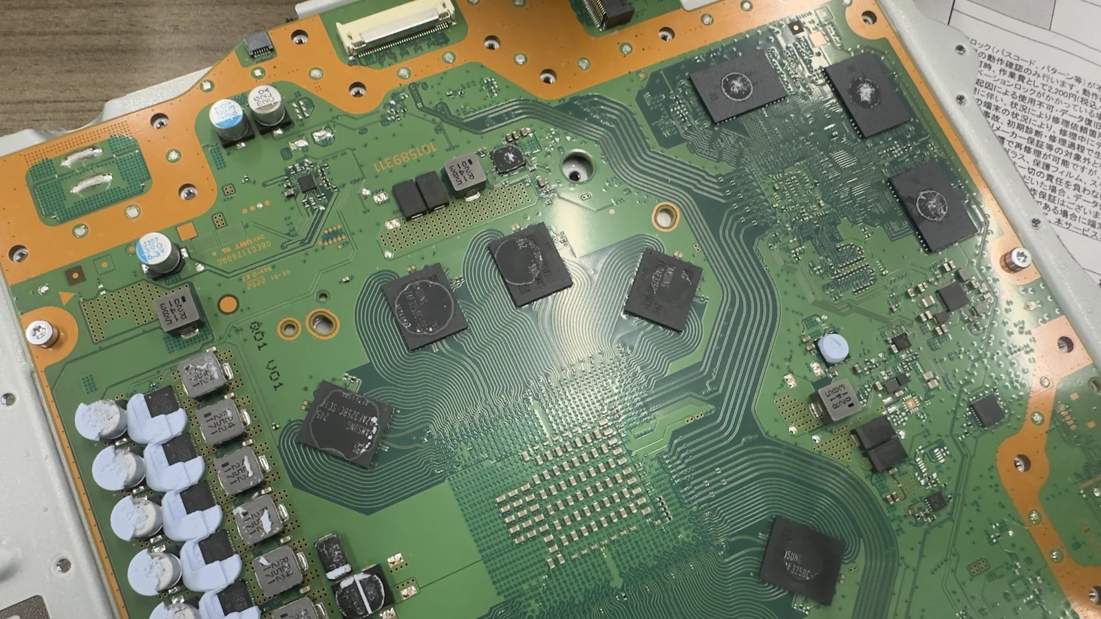 取り出したPS5のメイン基板と電源回路周辺
