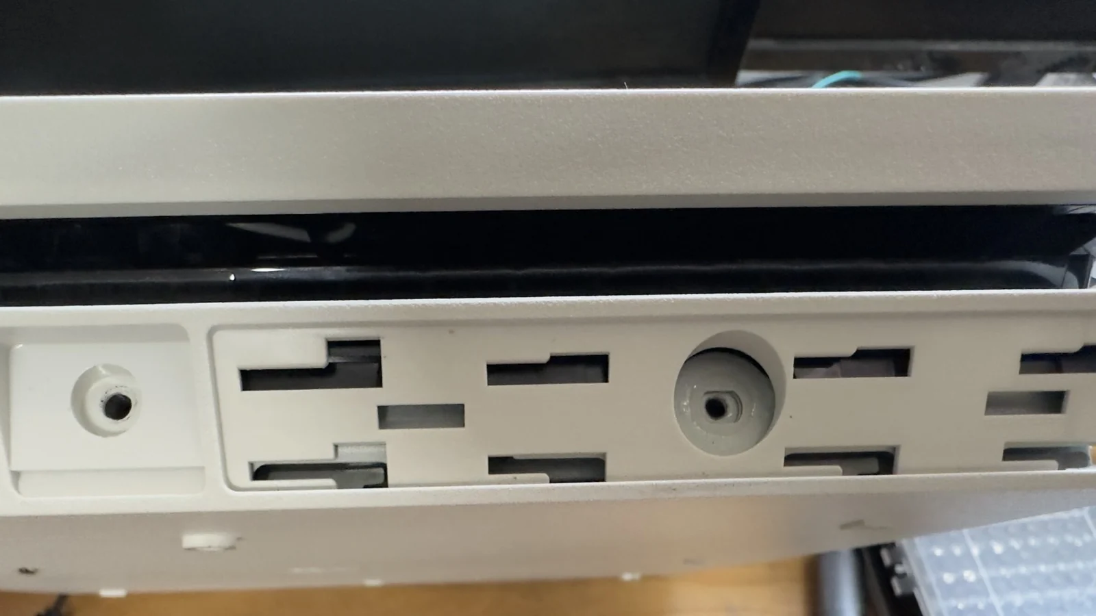 PS4 Slimのディスク挿入口側にある白いローラー機構
