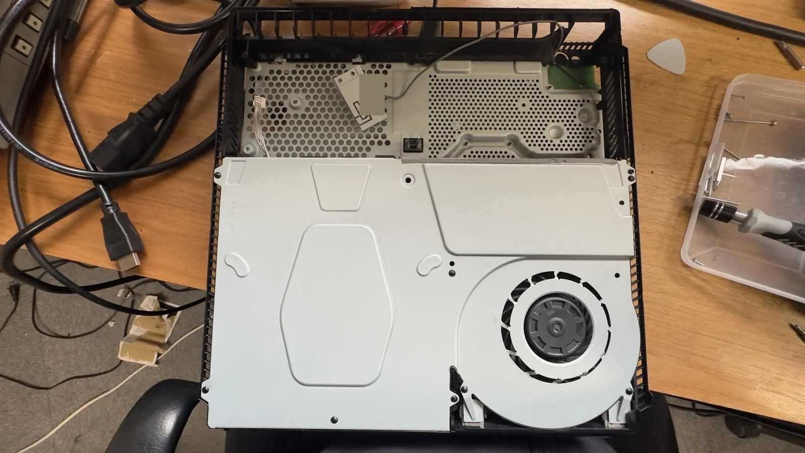 電源ユニット周辺を分解したPS4 Slimの内部