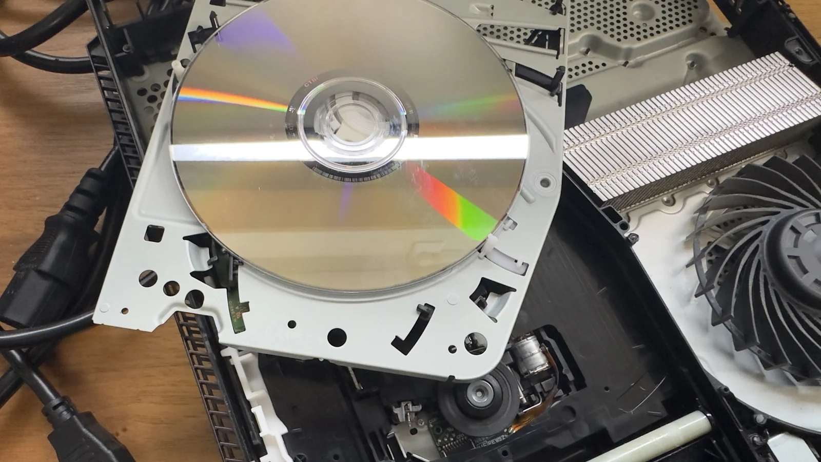 分解したPS4 Slimの光学ドライブ内に残っているDVD