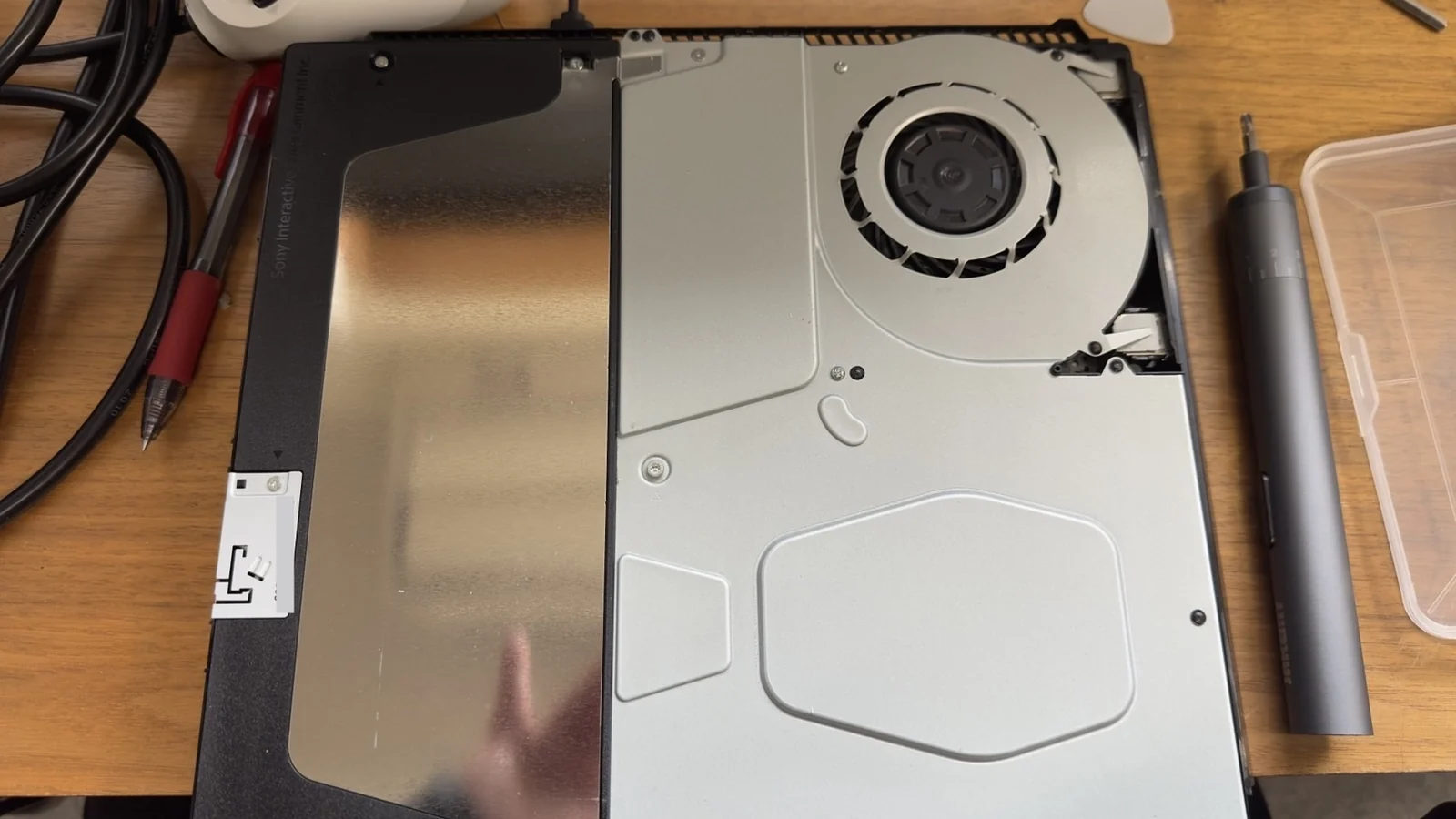 本体カバーを外して内部のシールドとファンが見えるPS4 Slim