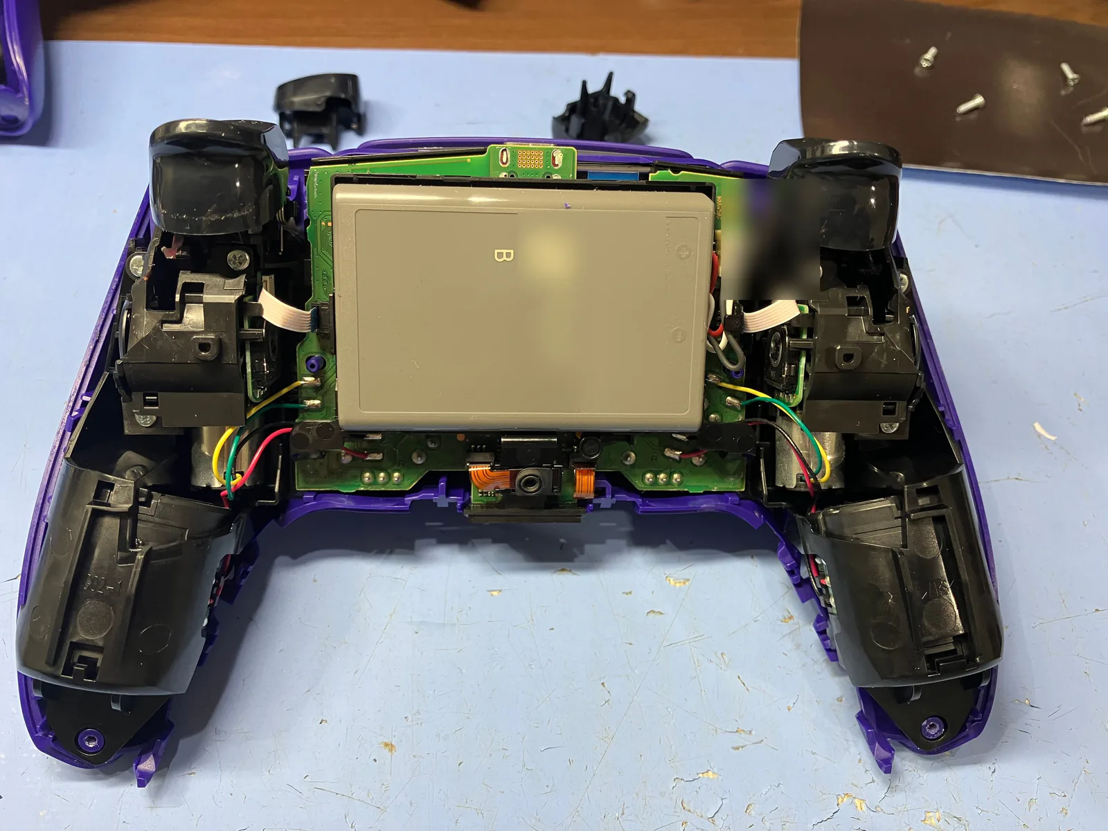 PS5 DualSense内部のバッテリーとコネクタ