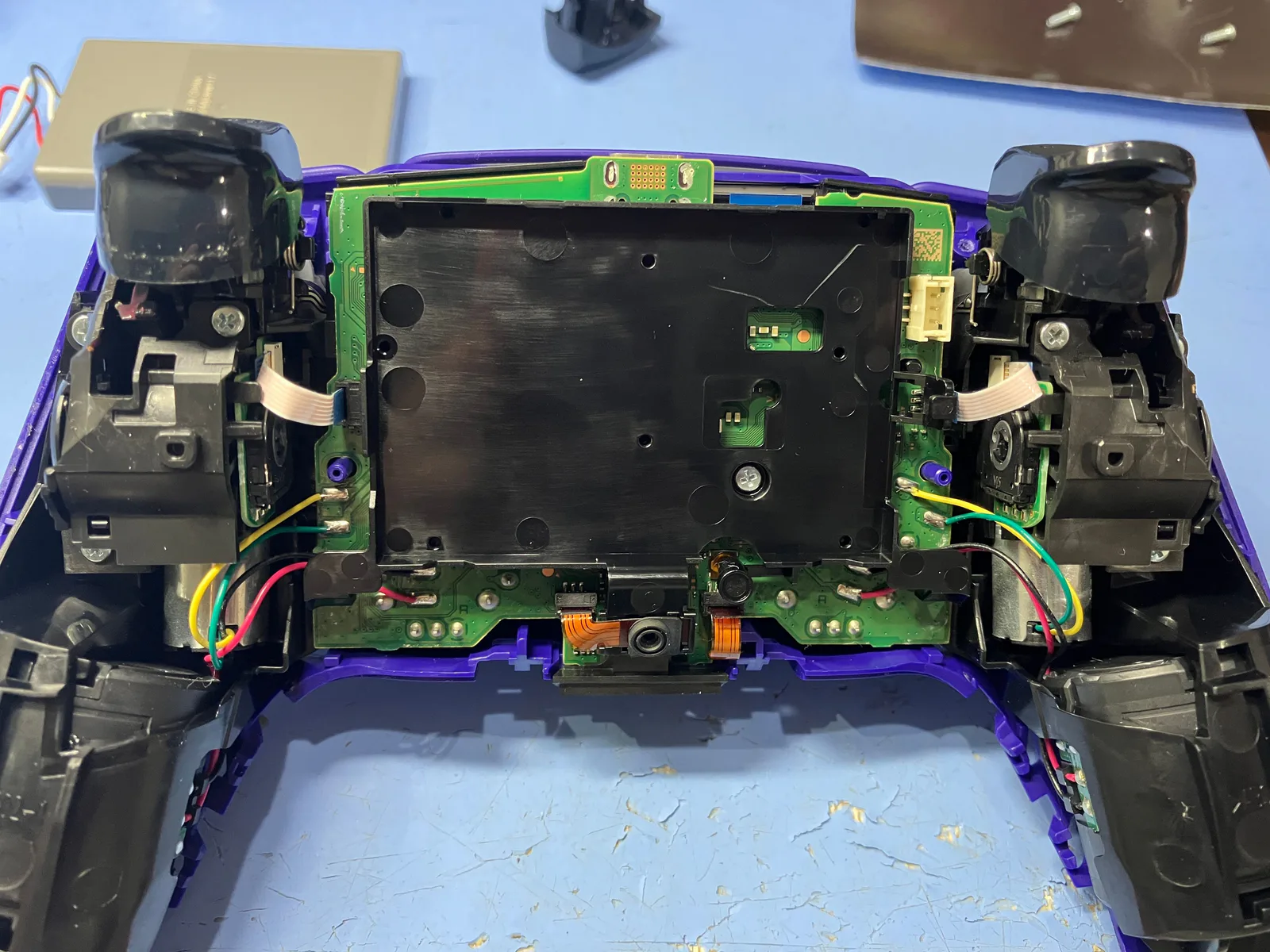 PS5 DualSenseのバッテリーカバーを取り外している様子