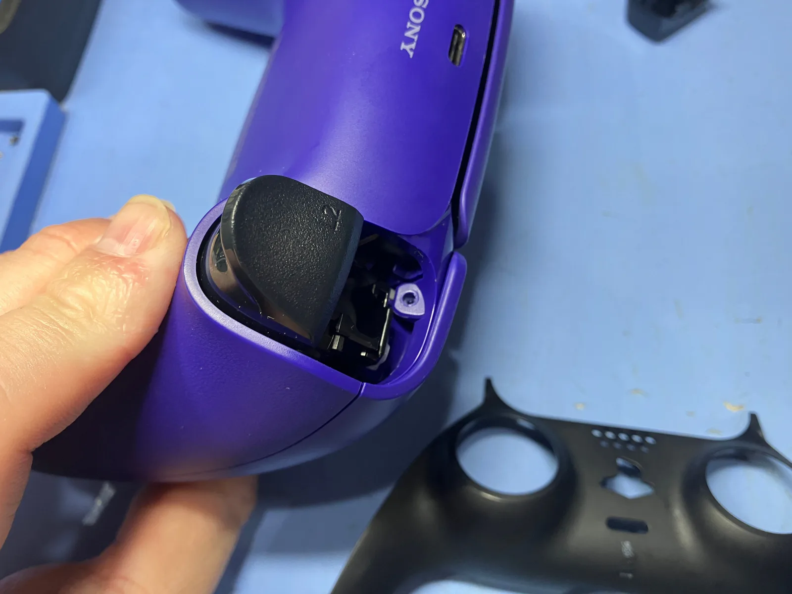 PS5 DualSenseのL1ボタン下にあるプラスネジ