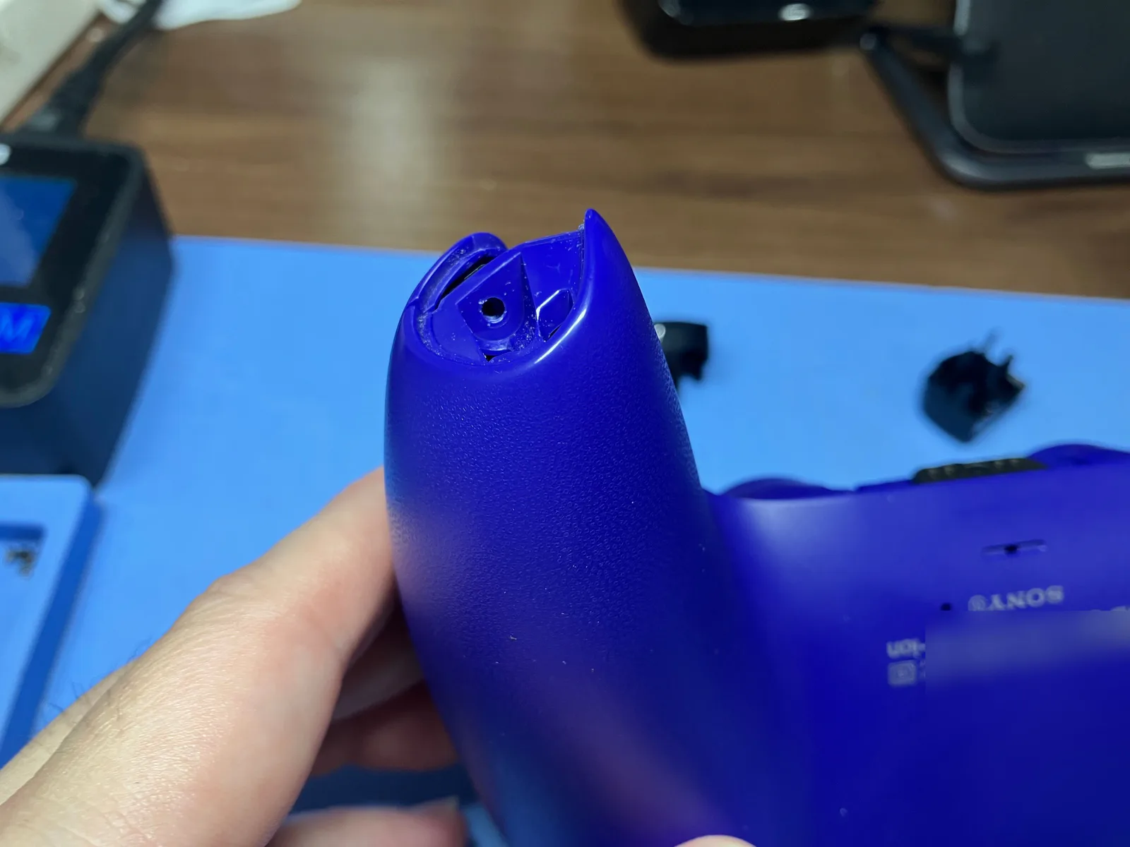 PS5 DualSense左グリップ下のプラスネジ