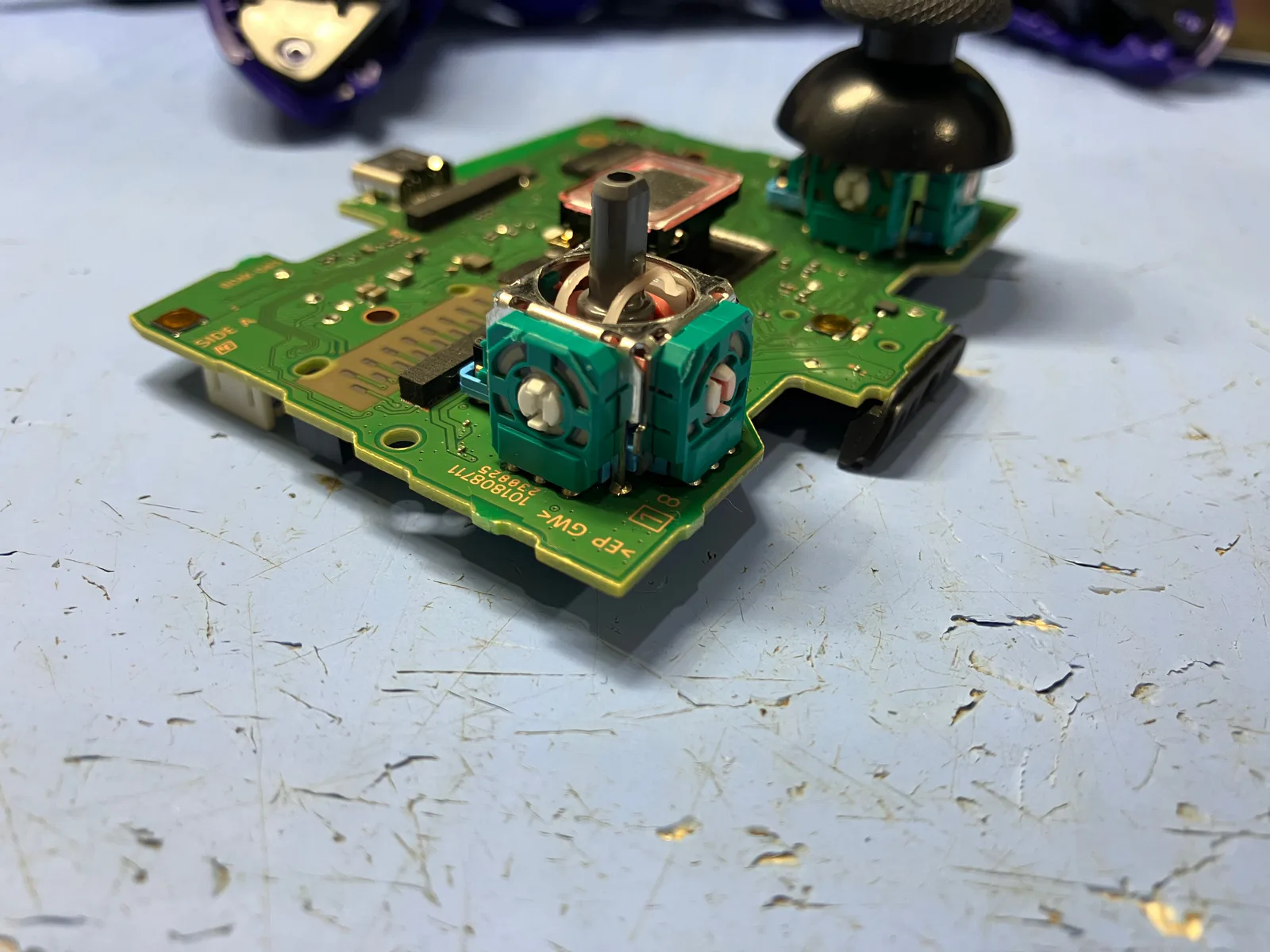 BDM-040メインボード上の左アナログスティックユニット
