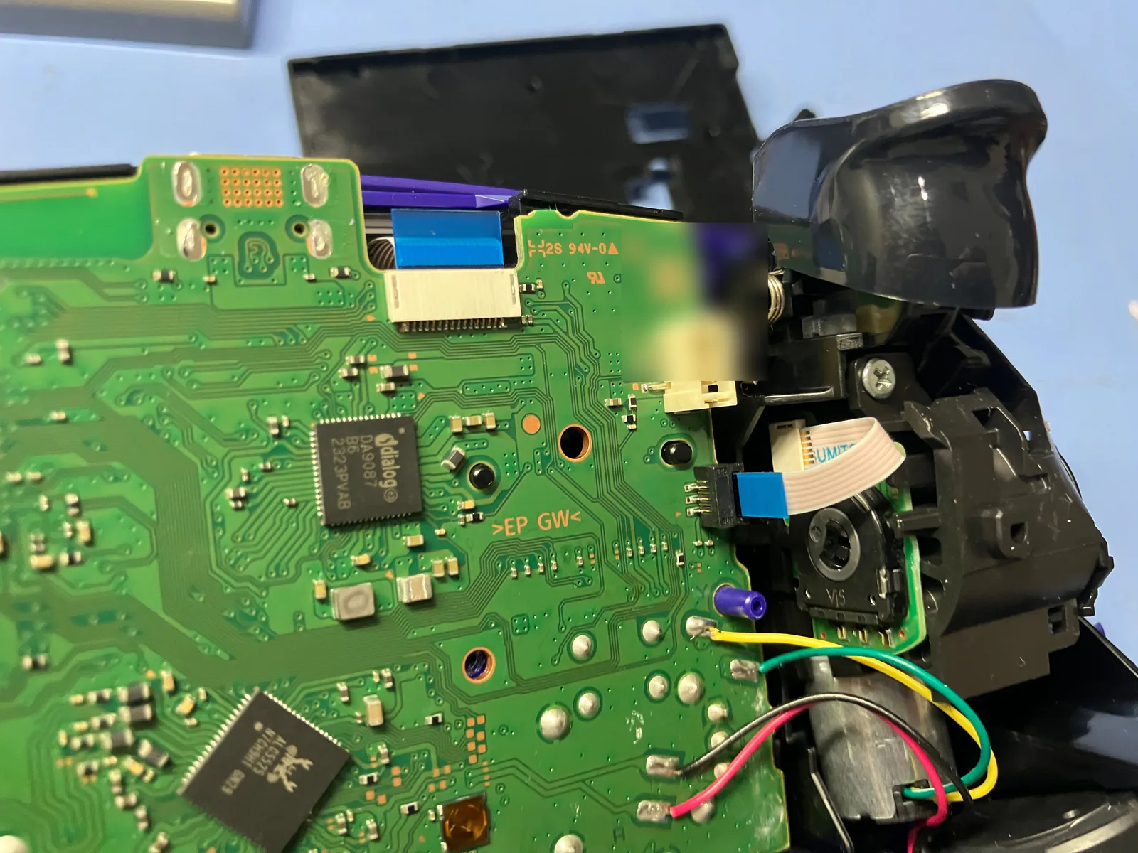 PS5 DualSenseメインボード右側のケーブル接続部