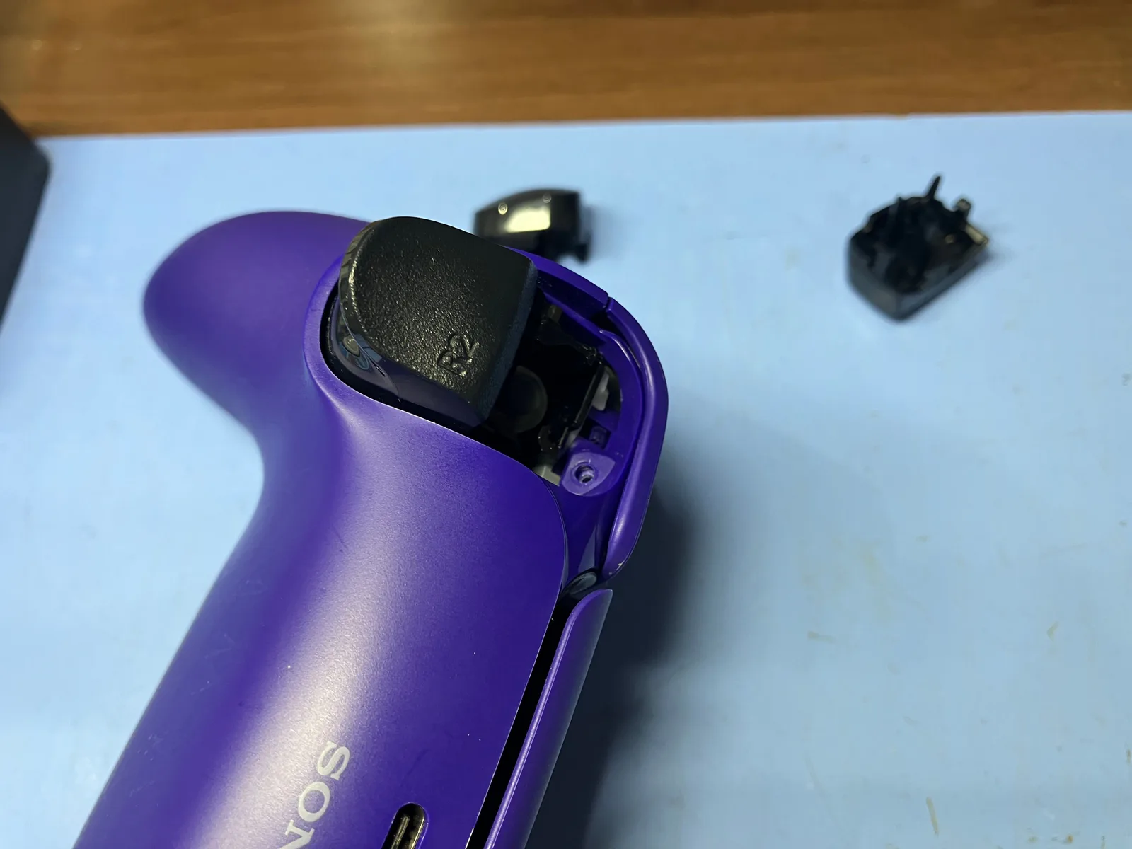 PS5 DualSenseのR1ボタン下にあるプラスネジ