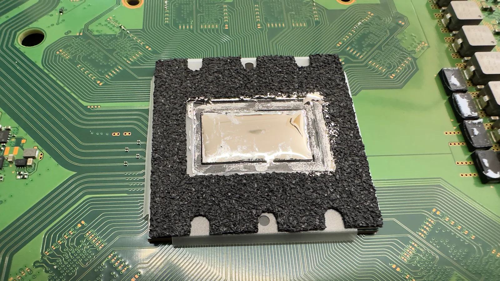 PS5のAPU接触面にある液体金属の拡大写真