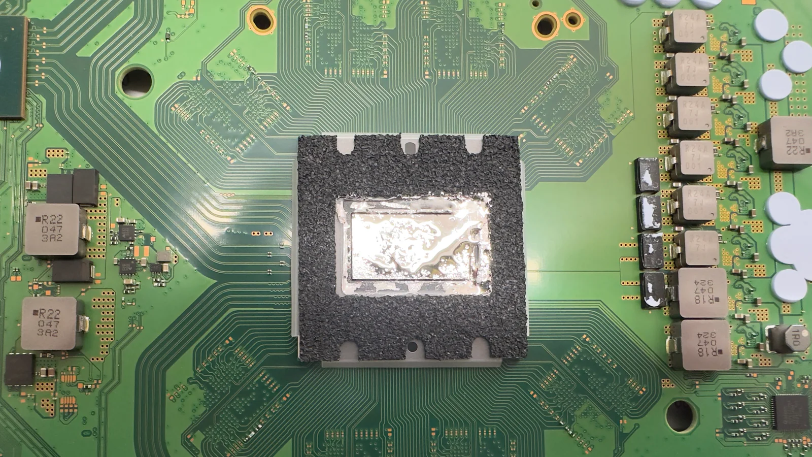 PS5のAPU周辺に広がる液体金属の状態